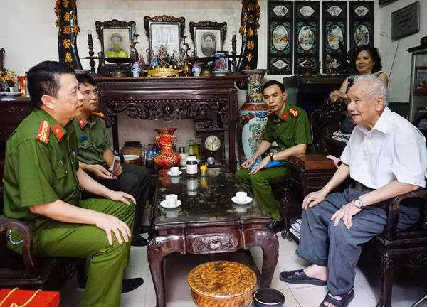 Đại tá Nguyễn Hồng Ky thăm hỏi, tặng quà đồng chí Nguyễn Thanh Đức, nguyên Phó Giám đốc CATP Hà Nội Đại tá Nguyễn Hồng Ky thăm hỏi, tặng quà đồng chí Nguyễn Thanh Đức, nguyên Phó Giám đốc CATP Hà Nội