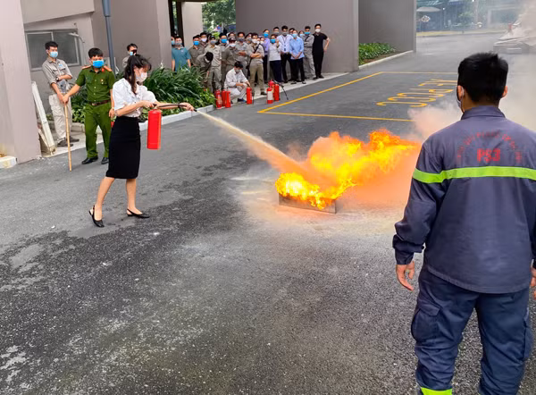 Lực lượng Cảnh sát PCCC và CNCH - CAQ Nam Từ Liêm huấn luyện nghiệp vụ PCCC cho đội PCCC cơ sở, chủ các căn hộ và người dân