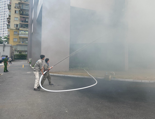 Lực lượng Cảnh sát PCCC và CNCH - CAQ Nam Từ Liêm thực tập PCCC cho đội PCCC cơ sở Lực lượng Cảnh sát PCCC và CNCH - CAQ Nam Từ Liêm thực tập PCCC cho đội PCCC cơ sở