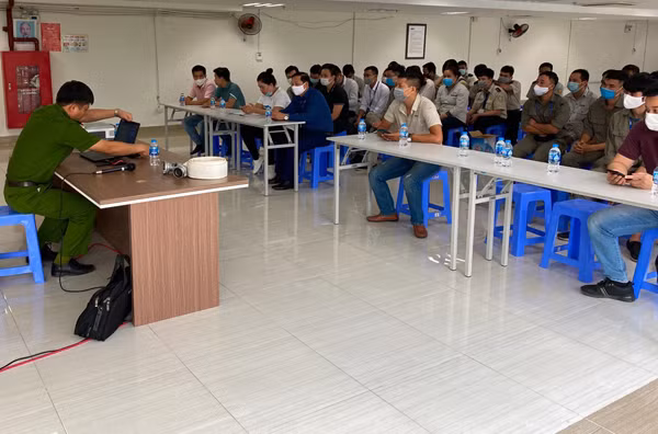 Lực lượng Cảnh sát PCCC và CNCH - CAQ Nam Từ Liêm huấn luyện nghiệp vụ PCCC - CNCH cho Đội PCCC cơ sở, chủ các căn hộ toà nhà Thương mại, dịch vụ đỗ xe và cây xanh - số 18 đường Phạm Hùng