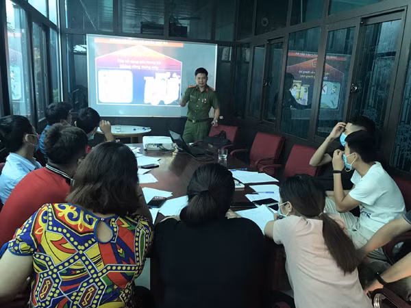 Lực lượng Cảnh sát PCCC và CNCH - CAQ Nam Từ Liêm tổ chức tập huấn, tuyên truyền cho cán bộ, nhân viên làm việc tại Công ty CP dược phẩm quốc tế CTT Việt Nam, trụ sở tại phường Phú Đô, các biện pháp PCCC