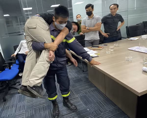 Lực lượng Cảnh sát PCCC và CNCH - CAQ Nam Từ Liêm tập huấn, tuyên truyền PCCC cho đội PCCC cơ sở, các đơn vị thuê mặt bằng và người dân tại Toà nhà Đa Năng Đức Phương - số 99 phố Trần Bình, phường Mỹ Đình 2, quận Nam Từ Liêm