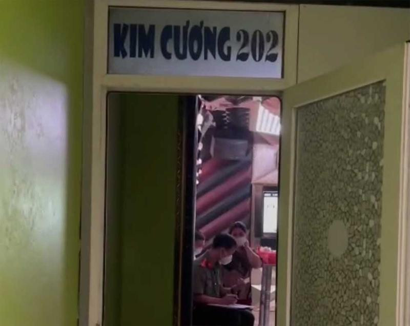 Tổ công tác lập biên bản xử lý vi phạm chủ cơ sở kinh doanh karaoke