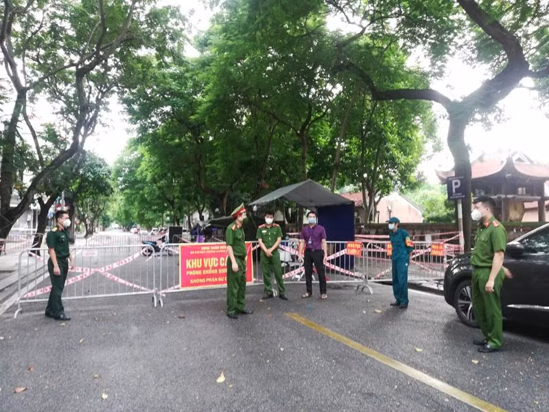 Cảnh sát PCCC CAQ Đống Đa kiểm tra công tác đảm bảo an toàn PCCC tại điểm phong tỏa phường Văn Miếu