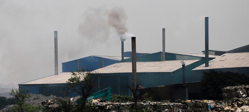 Các cột khói đen sì vô tư xả độc ra môi trường ở làng giấy Phú Lâm, Tiên Du, Bắc Ninh