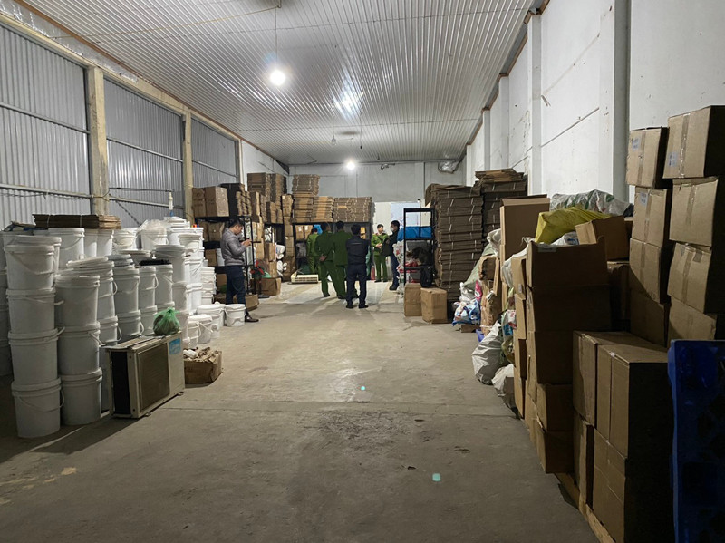 Cơ quan CSĐT kiểm tra, thu giữ kho hàng giả do đối tượng Lương Biên Cương làm giám đốc