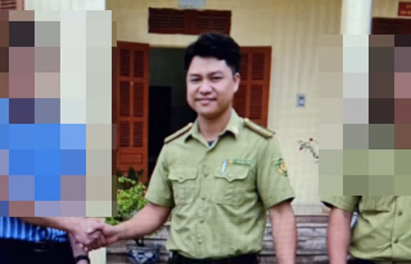 Công an huyện Lạc Sơn, tỉnh Hòa Bình vừa ra quyết định khởi tố vụ án hình sự về hành vi "Vi phạm quy định về khai thác, bảo vệ rừng và lâm sản”, "Nhận hối lộ”, "Đưa hối lộ” đối với Trần Ngọc Tuấn (ảnh)