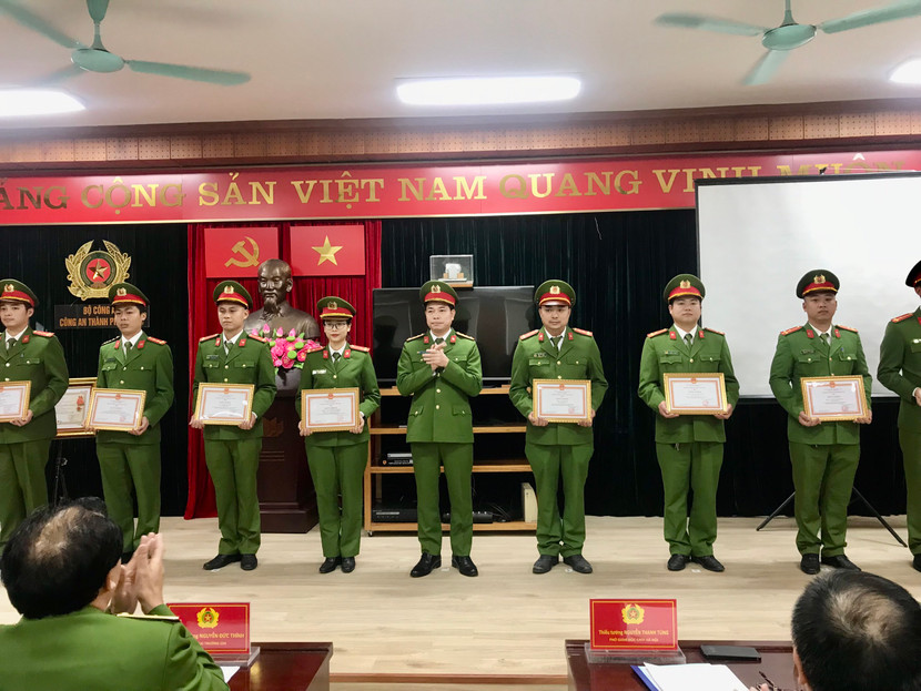 Đại tá Trần Quyết Thắng, Trưởng phòng CSĐT tội phạm về ma túy - CATP trao khen thưởng cho tập thể , cá nhân có thành tích xuất sắc trong công tác