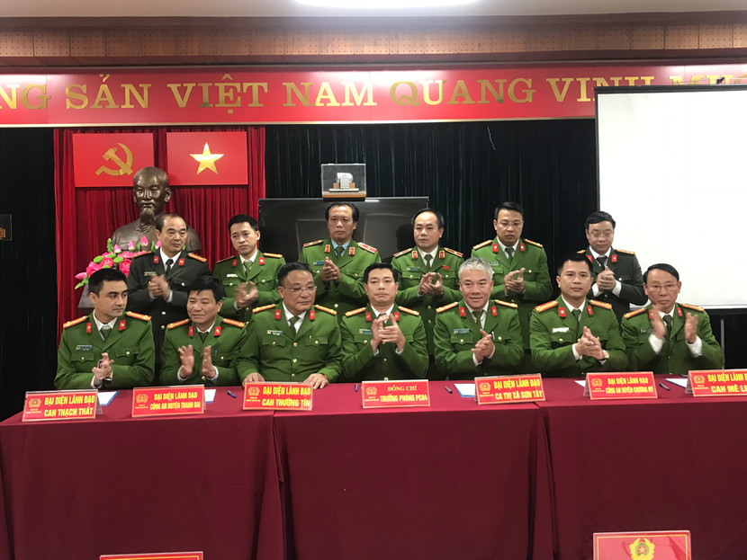 Đại diện chỉ huy Công an các quận, huyện thực hiện ký cam kết đảm bảo ANTT, không để phát sinh điểm nóng về ma túy tại địa bàn