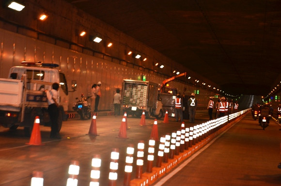 Xe tải lật chỏng vó trong hầm Thủ Thiêm ảnh 3