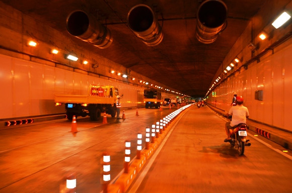 Xe tải lật chỏng vó trong hầm Thủ Thiêm ảnh 2