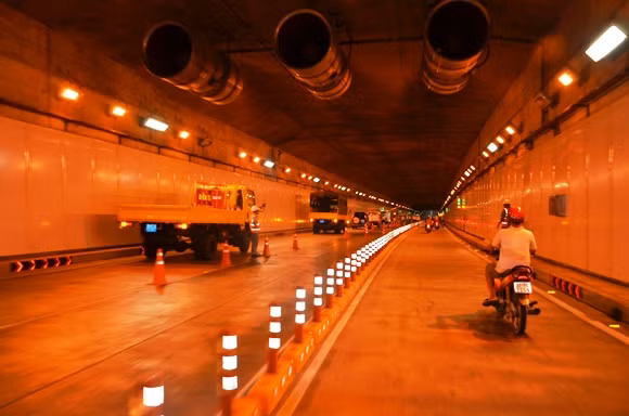 Xe tải lật chỏng vó trong hầm Thủ Thiêm ảnh 2