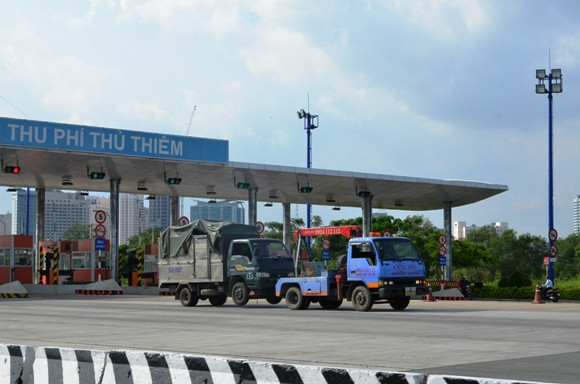 Xe tải lật chỏng vó trong hầm Thủ Thiêm ảnh 4