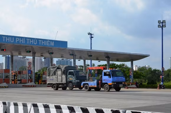 Xe tải lật chỏng vó trong hầm Thủ Thiêm ảnh 4