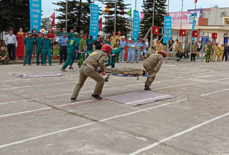 Nạn nhân đã được các đội chữa cháy tiếp cận đưa lên cáng nhanh chóng chuyển ra khỏi đám cháy nguy hiểm. Nội dung này đòi hỏi sự phối hợp chặt chẽ, ăn ý giữa các VĐV