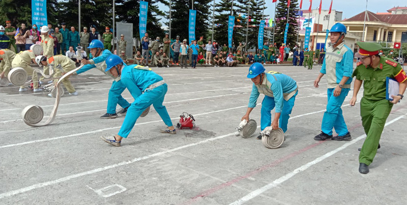 Rải vòi đòi hỏi sự chính xác để dây đến nhanh điểm máy bơm tiếp nước cho đầu vòi rồng dập lửa