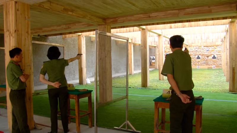 Các đội hình chỉ huy gồm nam và nữ chuẩn bị sẵn sàng vào vị trí bắn. Mỗi đồng chí bắn 10 viên tính điểm