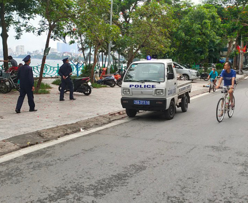 Đội tuần tra TTĐT và xe lưu động tuyên truyền người dân chấp hành giữ trật tự văn minh đô thị tuyến đường ven hồ Tây Đội tuần tra TTĐT và xe lưu động tuyên truyền người dân chấp hành giữ trật tự văn minh đô thị tuyến đường ven hồ Tây
