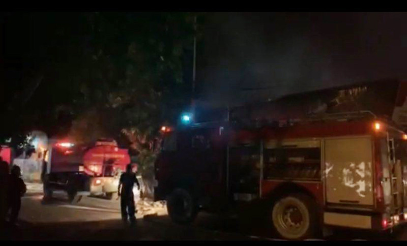 Lực lượng cứu hỏa nỗ lực gần 2 tiếng đồng hồ mới khống chế và dập tắt được đám lửa