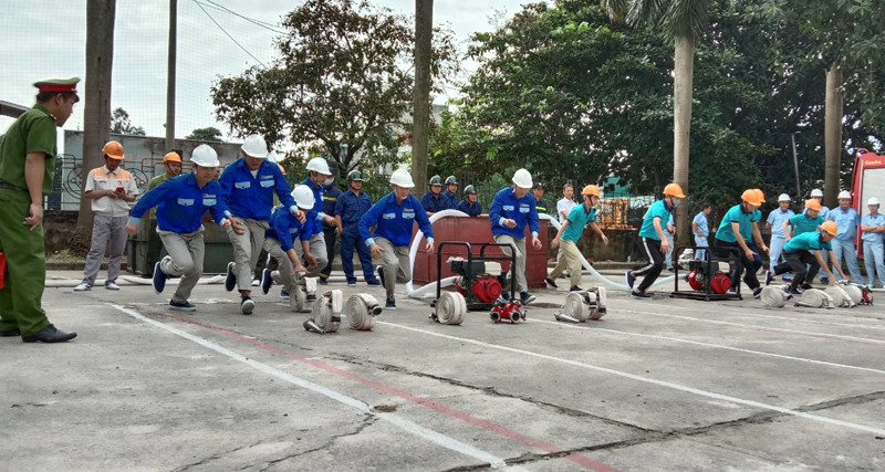 Các VĐV của hai đội xuất phát với nội dung rải vòi phun nước tiêu điểm