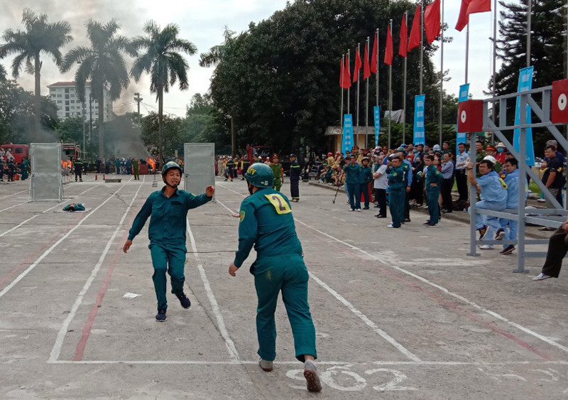 Nội dung chạy và chuyển khóa cửa cho đồng đội tiếp cận điểm cháy là khay xăng