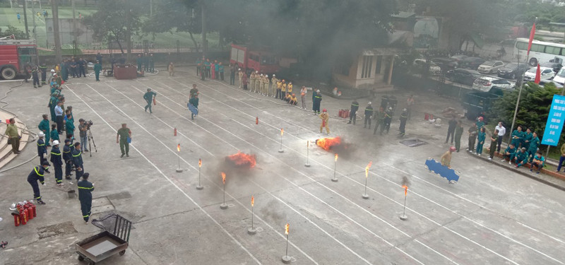 Phần thi dập lửa khay xăng của hai VĐV