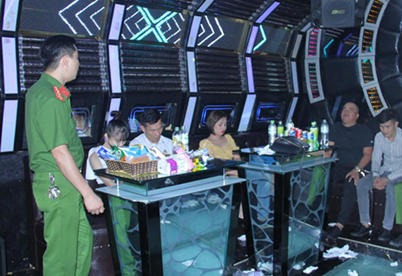 Cơ quan Công an kiểm tra phát hiện nhóm đối tượng sử dụng ma túy tại quán karaoke Cơ quan Công an kiểm tra phát hiện nhóm đối tượng sử dụng ma túy tại quán karaoke