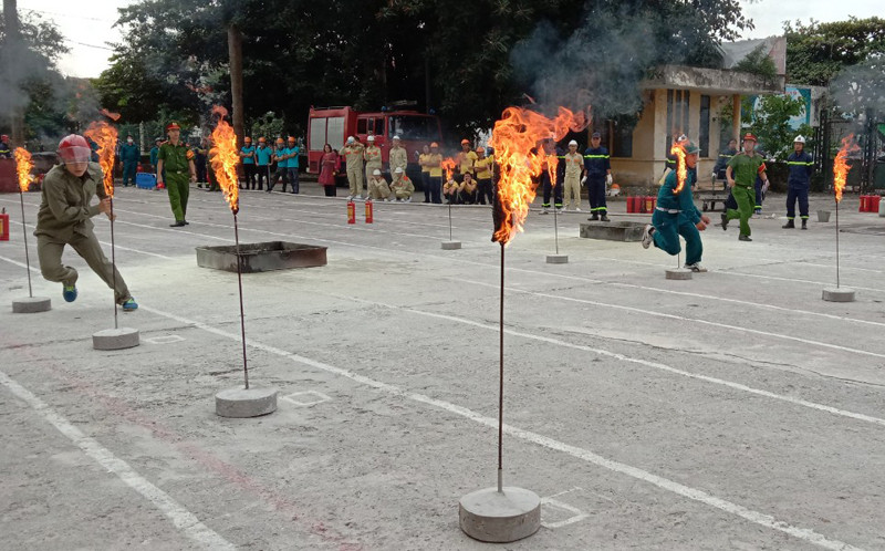 Các VĐV thi chạy và vượt chướng ngại vật cứu nạn nhân