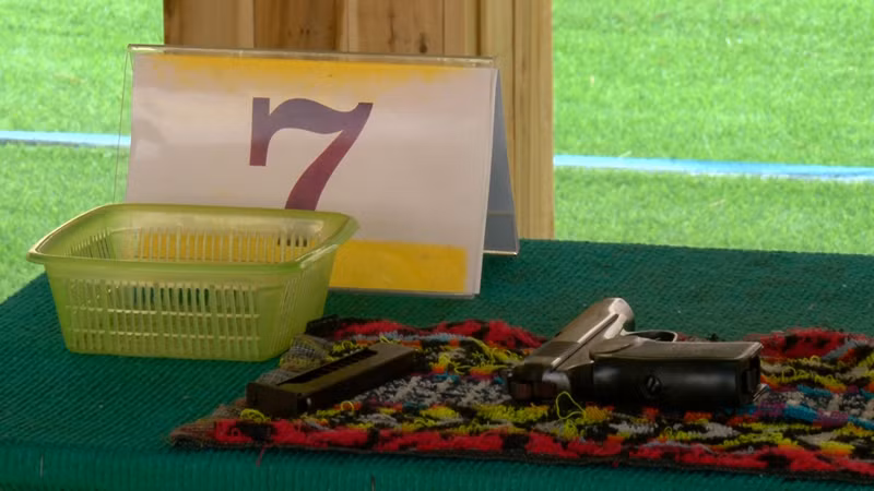 Với các nội dung thi bắn chậm, bắn nhanh các đội hình gần 300 chỉ huy, cán bộ tham gia.