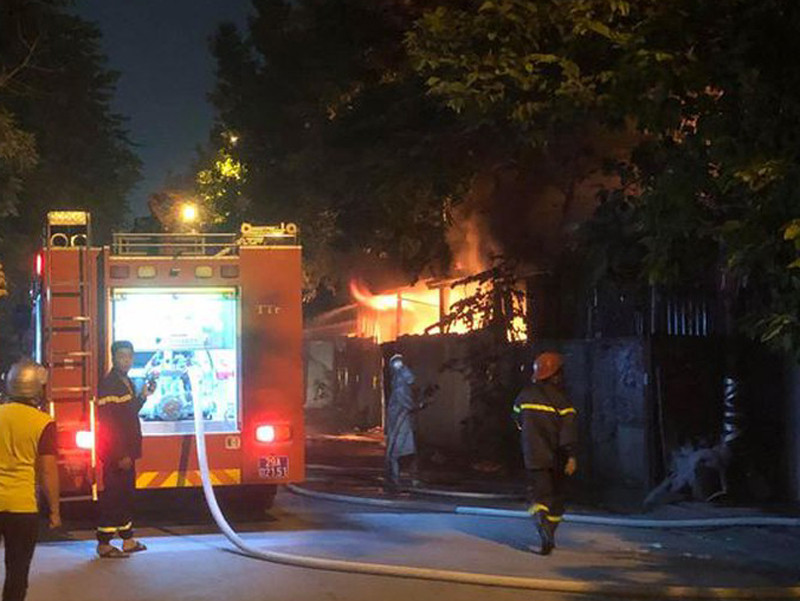 Lực lượng cứu hỏa tiếp cận khống chế đám cháy