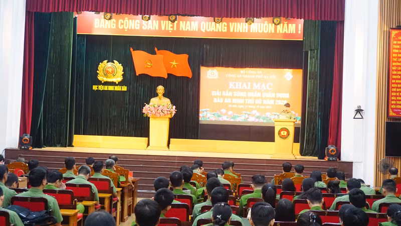 Thượng tá Nguyễn Đăng Vinh, Phó trưởng phòng Công tác Đảng, công tác chính trị - CATP Hà Nội phát biểu tại giải Bắn súng ngắn quân dụng Báo An ninh Thủ đô năm 2020