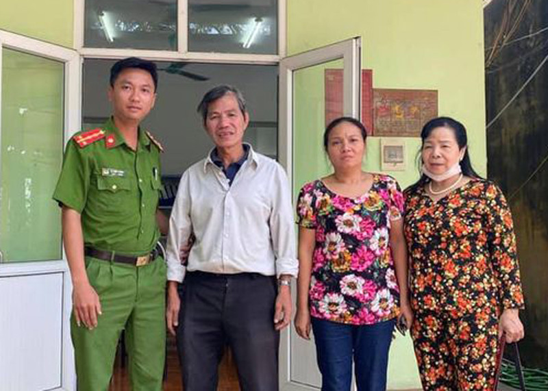 Gia đình bác Hoàn đến cảm ơn Công an xã Vân Nội và đón người thân trở về Gia đình bác Hoàn đến cảm ơn Công an xã Vân Nội và đón người thân trở về