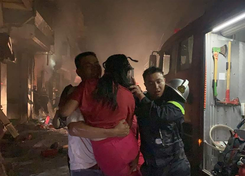 Lực lượng cứu nạn cứu thoát 5 nạn nhân mắc kẹt trong đám cháy ra nơi an toàn Lực lượng cứu nạn cứu thoát 5 nạn nhân mắc kẹt trong đám cháy ra nơi an toàn