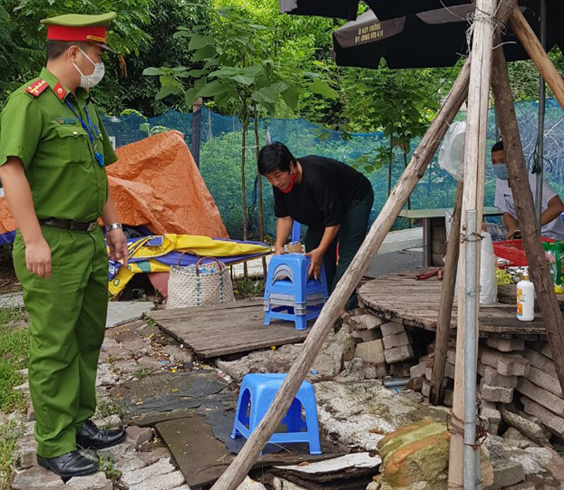 Công an phường nhắc nhở hàng rong, quán cóc chấp hành quy định về TTĐT Công an phường nhắc nhở hàng rong, quán cóc chấp hành quy định về TTĐT