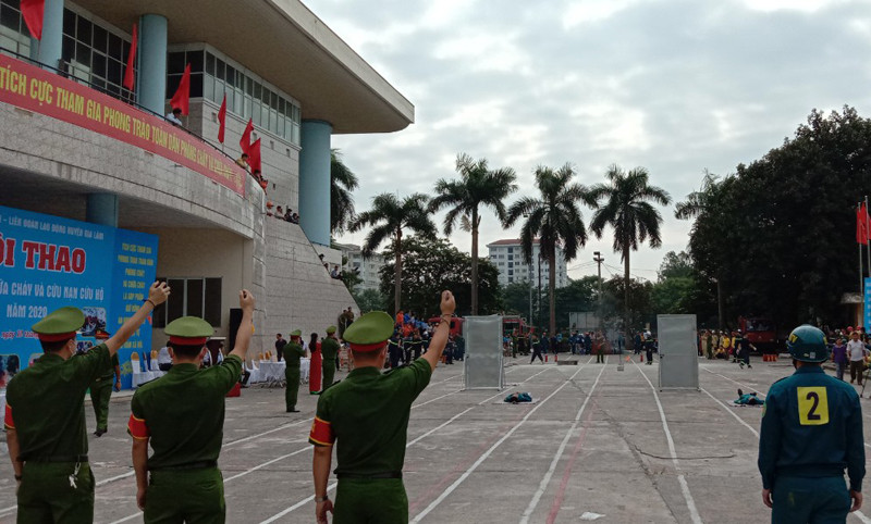 Tổ trọng tài ra hiệu lệnh sẵn sàng vào cuộc thi