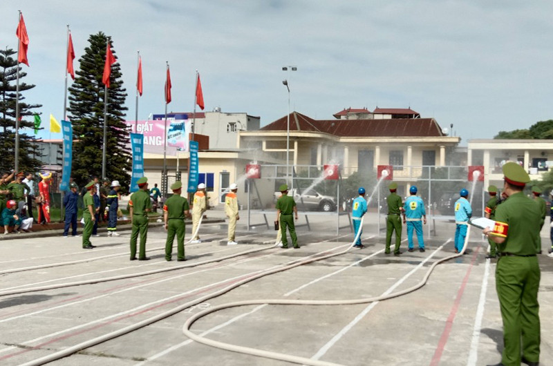 Hai đội thi nội dung phun nước tiêu điểm