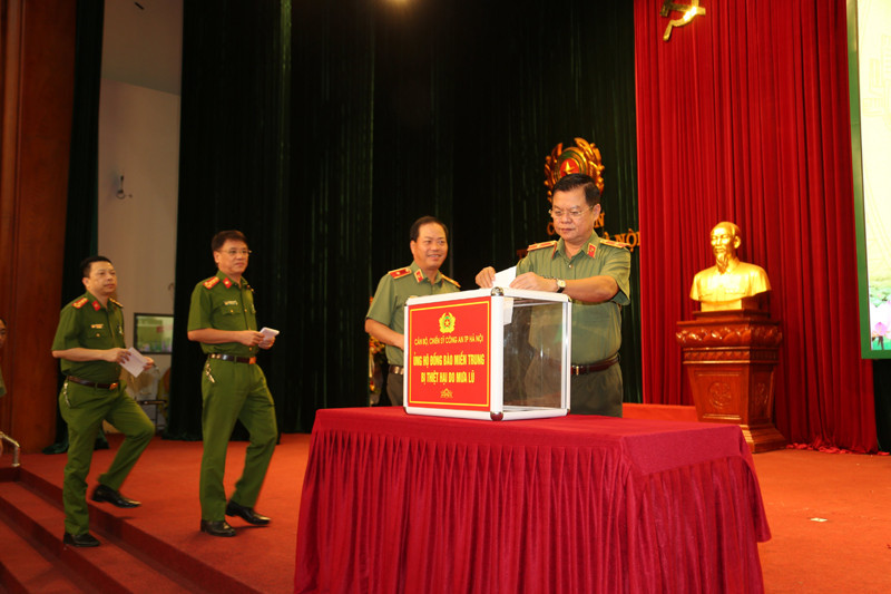 Với tinh thần tương thân, tương ái, Đảng ủy, Ban Giám đốc CATP Hà Nội phát động ủng hộ đồng bào miền Trung bị thiên tai, bão lũ Với tinh thần tương thân, tương ái, Đảng ủy, Ban Giám đốc CATP Hà Nội phát động ủng hộ đồng bào miền Trung bị thiên tai, bão lũ