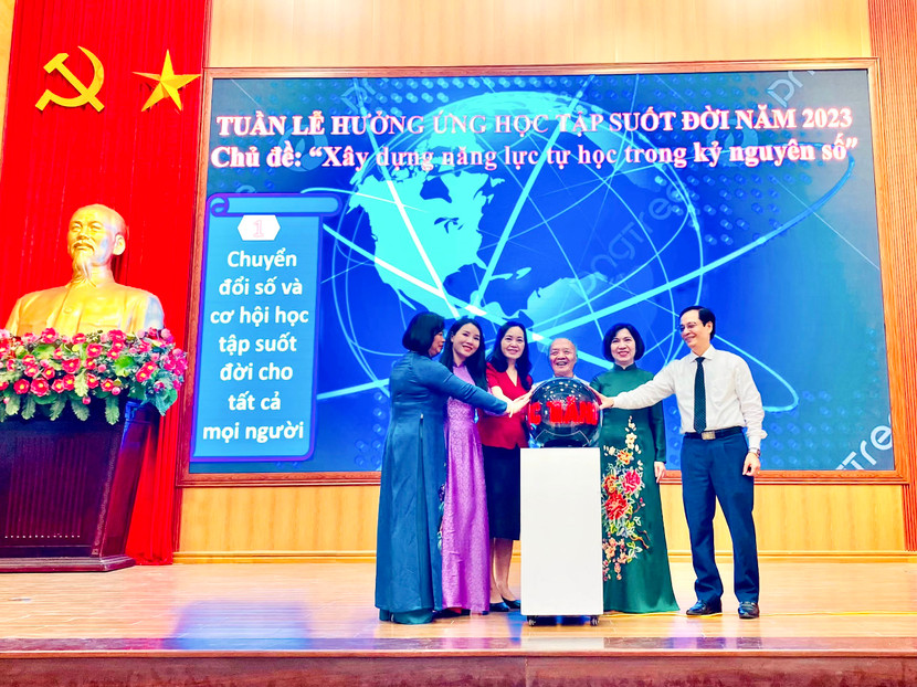 Đồng chí Lê Thị Thu Hằng cùng các lãnh đạo quận Tây Hồ thực hiện nghi lễ hưởng ứng Tuần lễ học tập suốt đời năm 2023 Đồng chí Lê Thị Thu Hằng cùng các lãnh đạo quận Tây Hồ thực hiện nghi lễ hưởng ứng Tuần lễ học tập suốt đời năm 2023