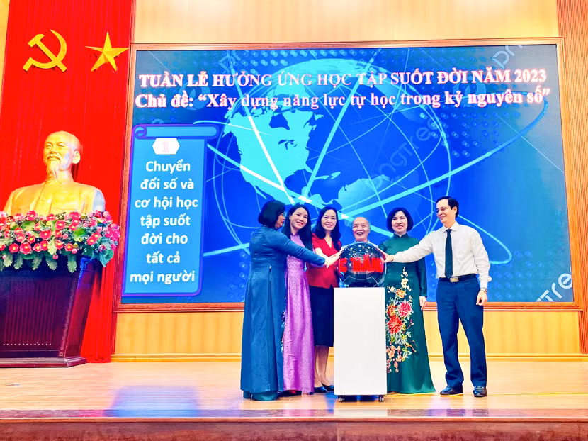 Đồng chí Lê Thị Thu Hằng cùng các lãnh đạo quận Tây Hồ thực hiện nghi lễ hưởng ứng Tuần lễ học tập suốt đời năm 2023