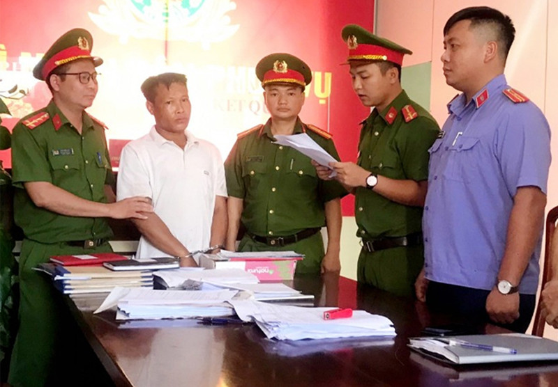 Cơ quan điều tra tống đạt các Quyết định, lệnh đối với bị can Vi Văn Huấn (đối tượng áo trắng)