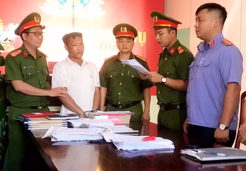 Cơ quan điều tra tống đạt các Quyết định, lệnh đối với bị can Vi Văn Huấn (đối tượng áo trắng)