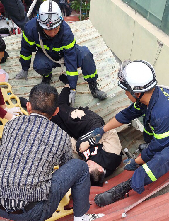 Lực lượng làm nhiệm vụ cứu nạn nhân bị rơi từ tầng cao xuống mái tôn