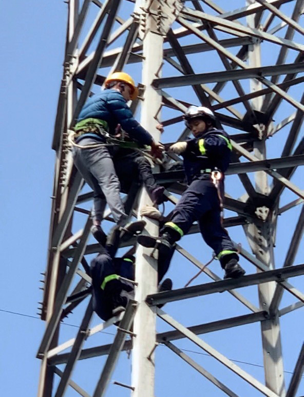 Lực lượng CNCH cứu nạn nhân có biểu hiện bất thường trèo lên cột điện cao thế hàng chục mét