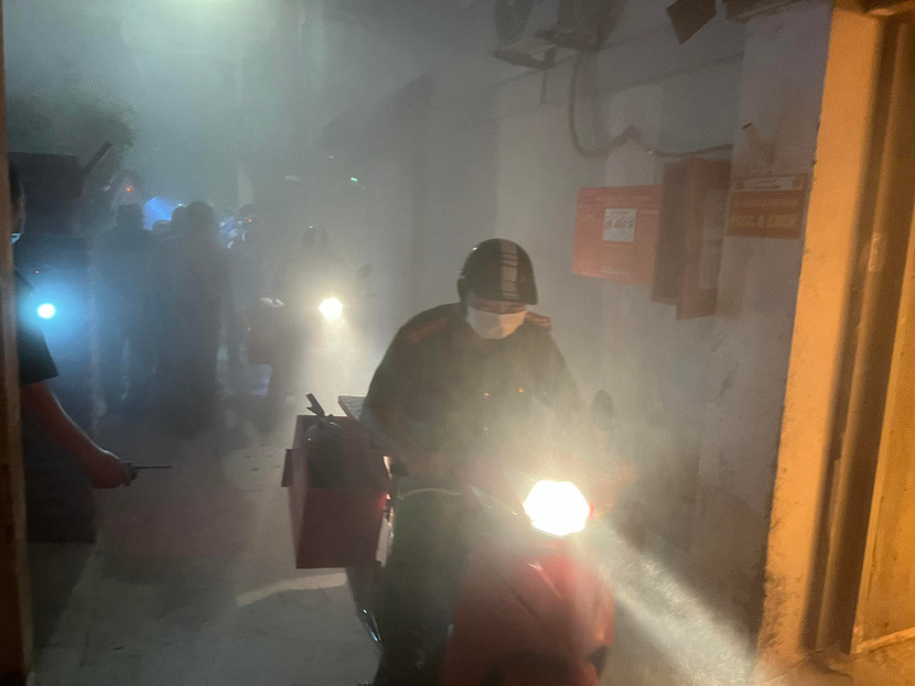 Lưc lượng chữa cháy nhanh chóng dùng xe máy chữa cháy chở phương tiện đến làm nhiệm vụ