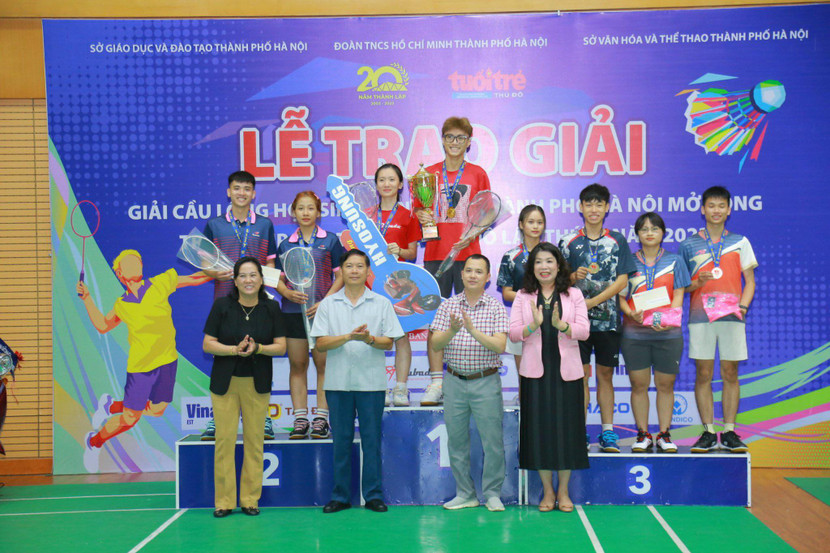 ác đồng chí: Phạm Thanh Học - Phó Trưởng ban Thường trực Ban Tuyên giáo Thành uỷ Hà Nội; Trần Thị Vân Anh - Phó Giám đốc Sở Văn hóa Thể thao Hà Nội; Nguyễn Thị Mai Hương - Phó Giám đốc Sở Thông tin và Truyền thông Hà Nội trao giải cho các vận động viên xuất sắc ác đồng chí: Phạm Thanh Học - Phó Trưởng ban Thường trực Ban Tuyên giáo Thành uỷ Hà Nội; Trần Thị Vân Anh - Phó Giám đốc Sở Văn hóa Thể thao Hà Nội; Nguyễn Thị Mai Hương - Phó Giám đốc Sở Thông tin và Truyền thông Hà Nội trao giải cho các vận động viên xuất sắc