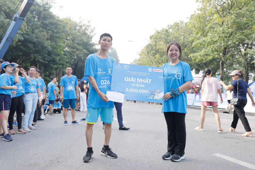 Đại diện Tập đoàn Tân Á Đại Thành trao Giải nhất cá nhân Tân Á Đại Thành cho vận động viên xuất sắc nhất của Tập đoàn