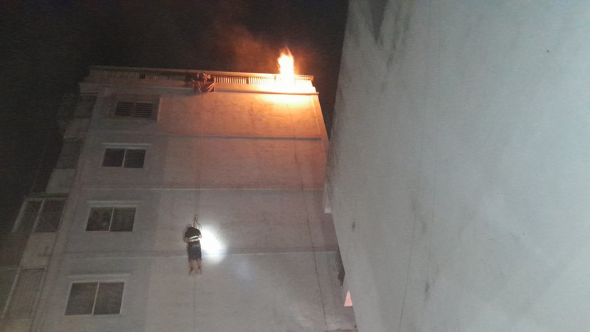 Lực lượng cứu nạn chuyên nghiệp có mặt nhanh chóng tiếp cận tầng 6 cứu người bị nạn qua dây thả chậm