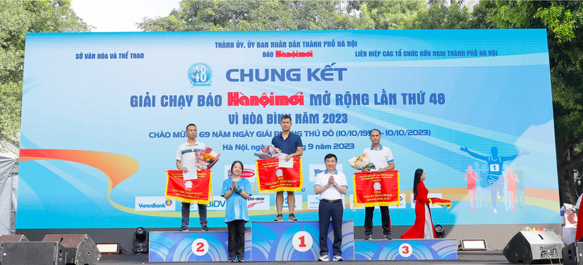Ban tổ chức Giải chạy cùng Đại diện Nhà tài trợ Tân Á Đại Thành trao tặng Giải Nhất - Nhì - Ba toàn đoàn đối với khối quận, huyện, thị xã hưởng ứng Giải chạy Báo Hà Nội mới mở rộng lần thứ 48