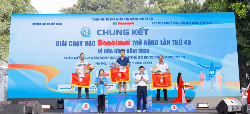 Ban tổ chức Giải chạy cùng Đại diện Nhà tài trợ Tân Á Đại Thành trao tặng Giải Nhất - Nhì - Ba toàn đoàn đối với khối quận, huyện, thị xã hưởng ứng Giải chạy Báo Hà Nội mới mở rộng lần thứ 48 Ban tổ chức Giải chạy cùng Đại diện Nhà tài trợ Tân Á Đại Thành trao tặng Giải Nhất - Nhì - Ba toàn đoàn đối với khối quận, huyện, thị xã hưởng ứng Giải chạy Báo Hà Nội mới mở rộng lần thứ 48