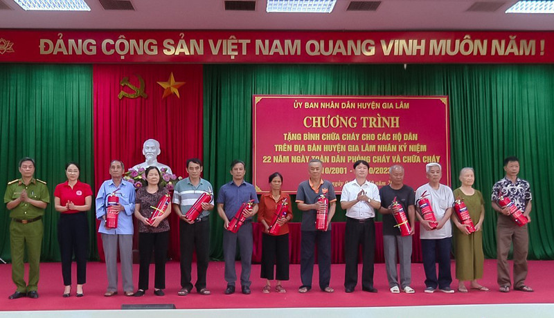 Lãnh đạo huyện và chỉ huy CAH Gia Lâm trao tặng bình chữa cháy cho người dân có hoàn cảnh khó khăn trên địa bàn huyện